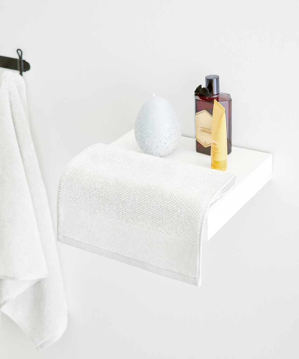 white cotton towels